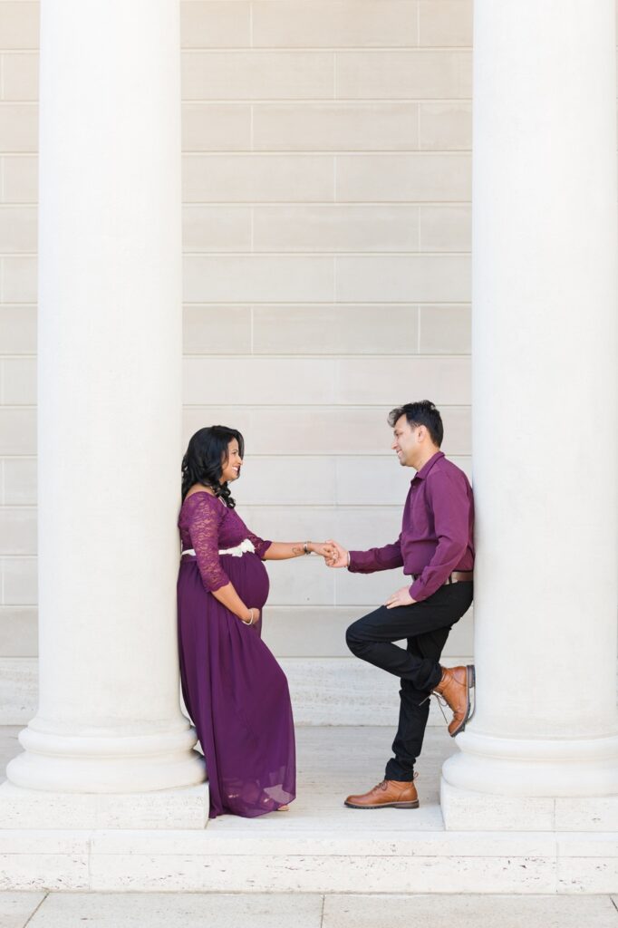 Maternity photo of mom & dad leaning on columns of Legion of Honor
